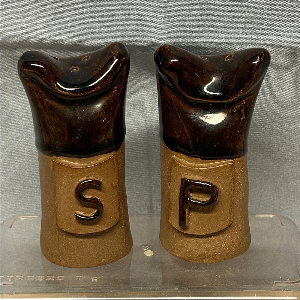 🔥🔥Vintage 1980 handcraft ceramic Salt and pepper shakers 💕
